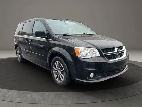 Used 2017 Dodge Grand Caravan SXT image 3