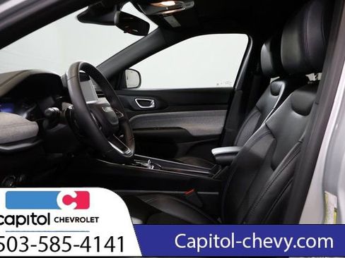 Used 2025 Jeep Compass Latitude image 13