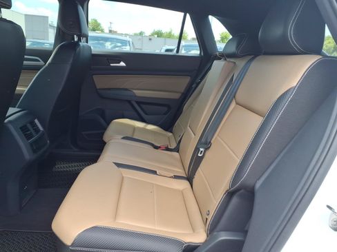 Certified 2022 Volkswagen Atlas Cross Sport SE w/ Panoramic Sunroof Package AWD/4WD image 16