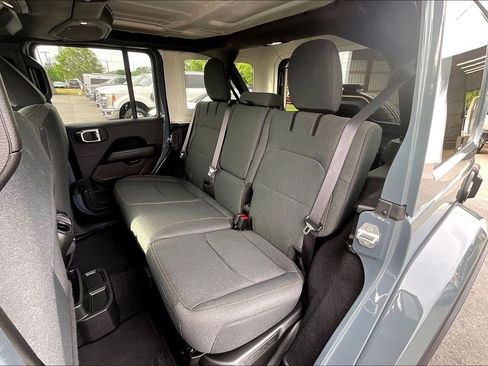 Used 2025 Jeep Wrangler Unlimited Sahara AWD/4WD image 24