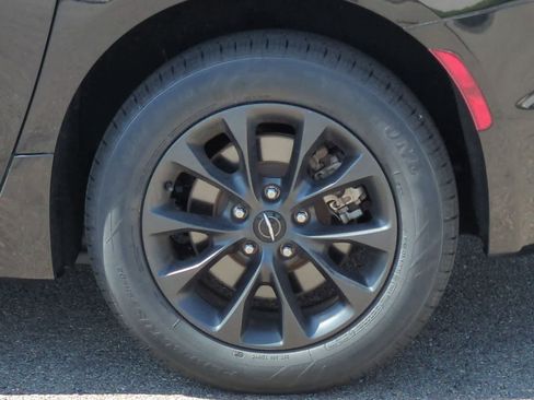 Used 2021 Chrysler Pacifica Touring-L w/ Uconnect Theater Family Group AWD/4WD image 14