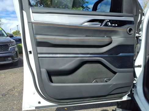 Used 2023 Jeep Grand Wagoneer Series III image 19