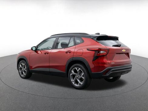 Used 2025 Chevrolet Trax LT FWD image 7