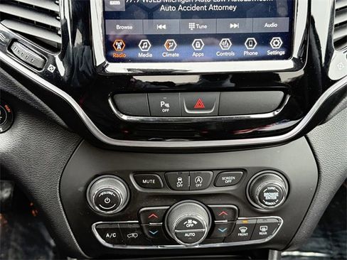 Used 2020 Jeep Cherokee Limited image 11