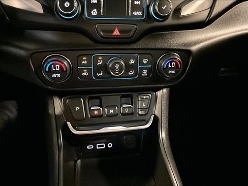 Used 2021 GMC Terrain SLE w/ Driver Convenience Package AWD/4WD image 25