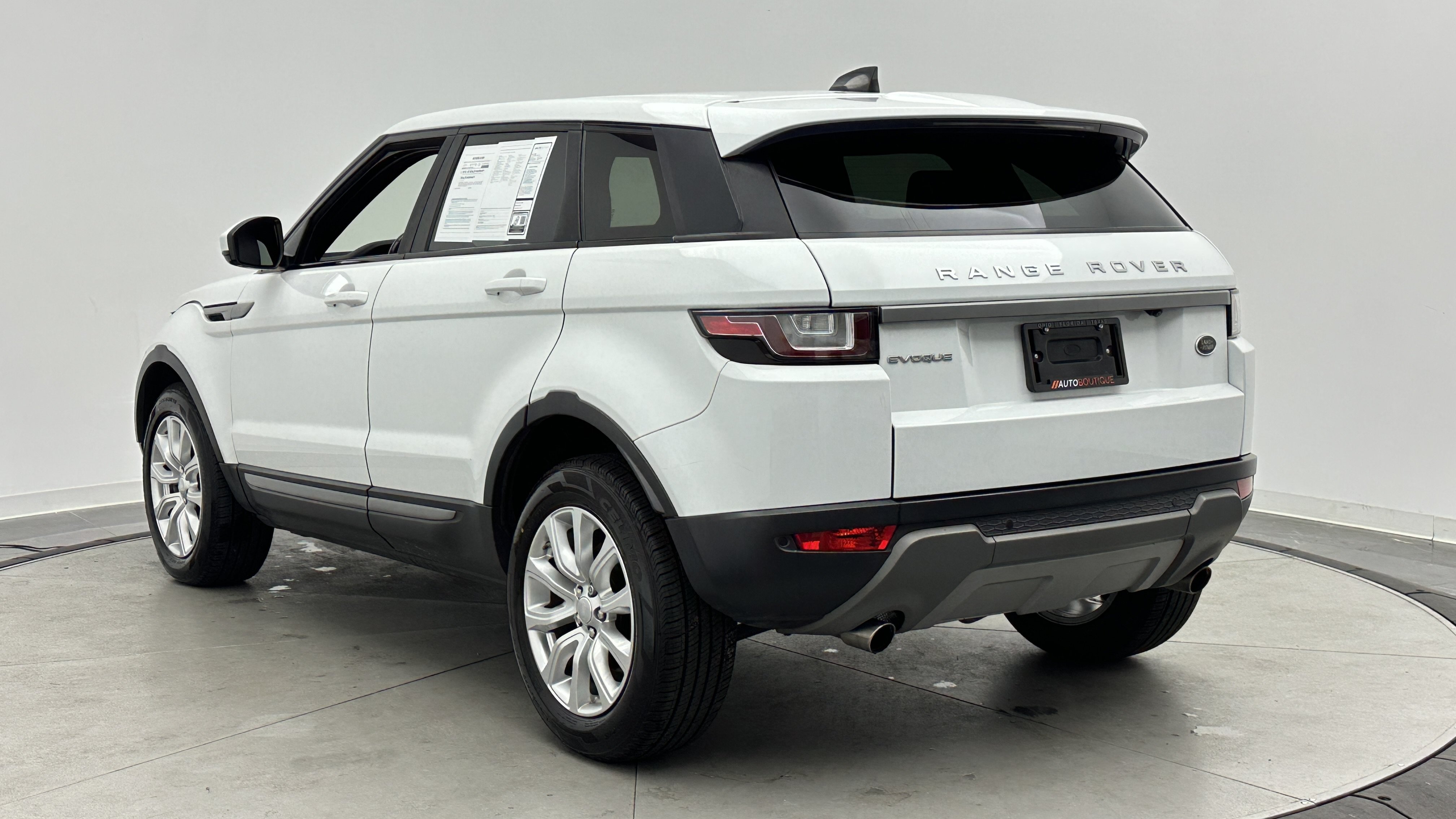 Used 2018 Land Rover Range Rover Evoque SE AWD/4WD image 4