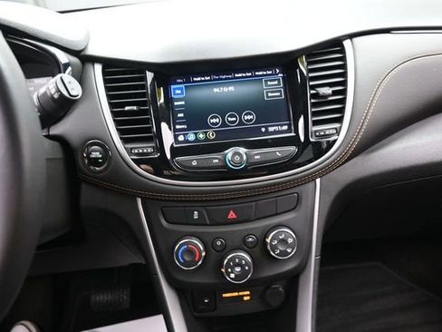 Used 2022 Chevrolet Trax LT w/ LT Convenience Package AWD/4WD image 3
