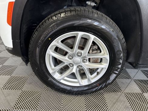 Used 2023 Jeep Grand Cherokee L Laredo image 12