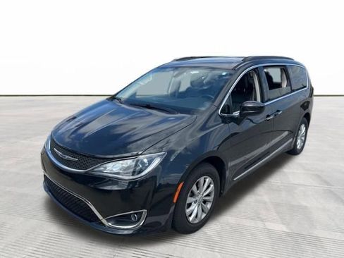 Used 2017 Chrysler Pacifica Touring-L FWD image 2