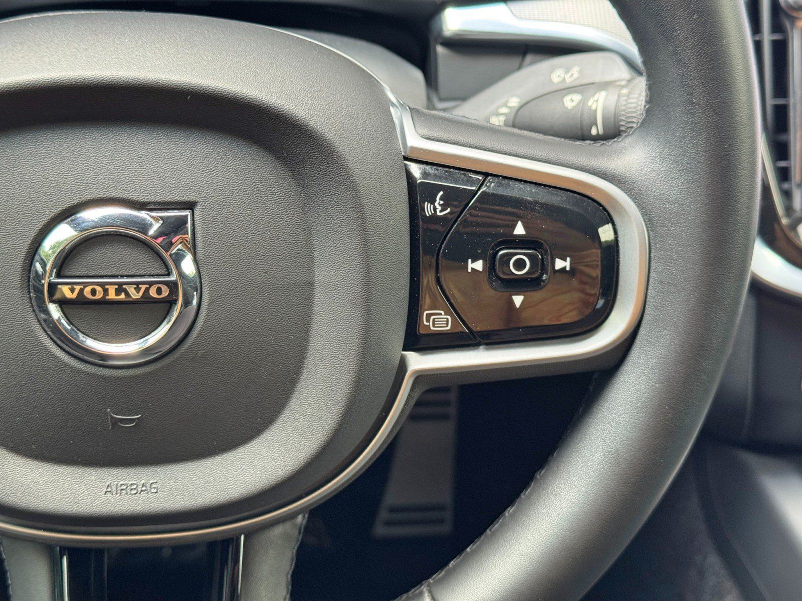 Used 2022 Volvo S60 B5 R-Design w/ Climate Package FWD image 19