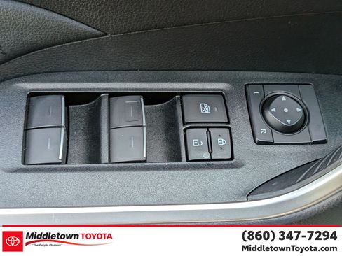 Used 2025 Toyota RAV4 XLE AWD/4WD image 12