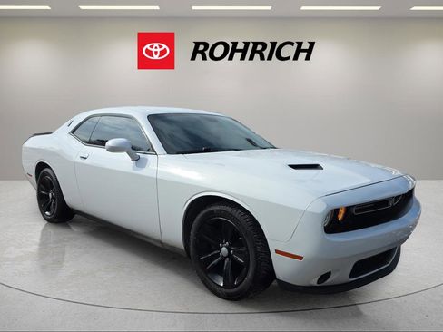 Used 2019 Dodge Challenger SXT image 4