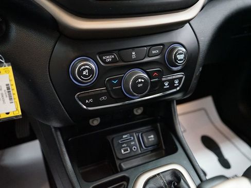 Used 2017 Jeep Cherokee Latitude w/ Cold Weather Group FWD image 35