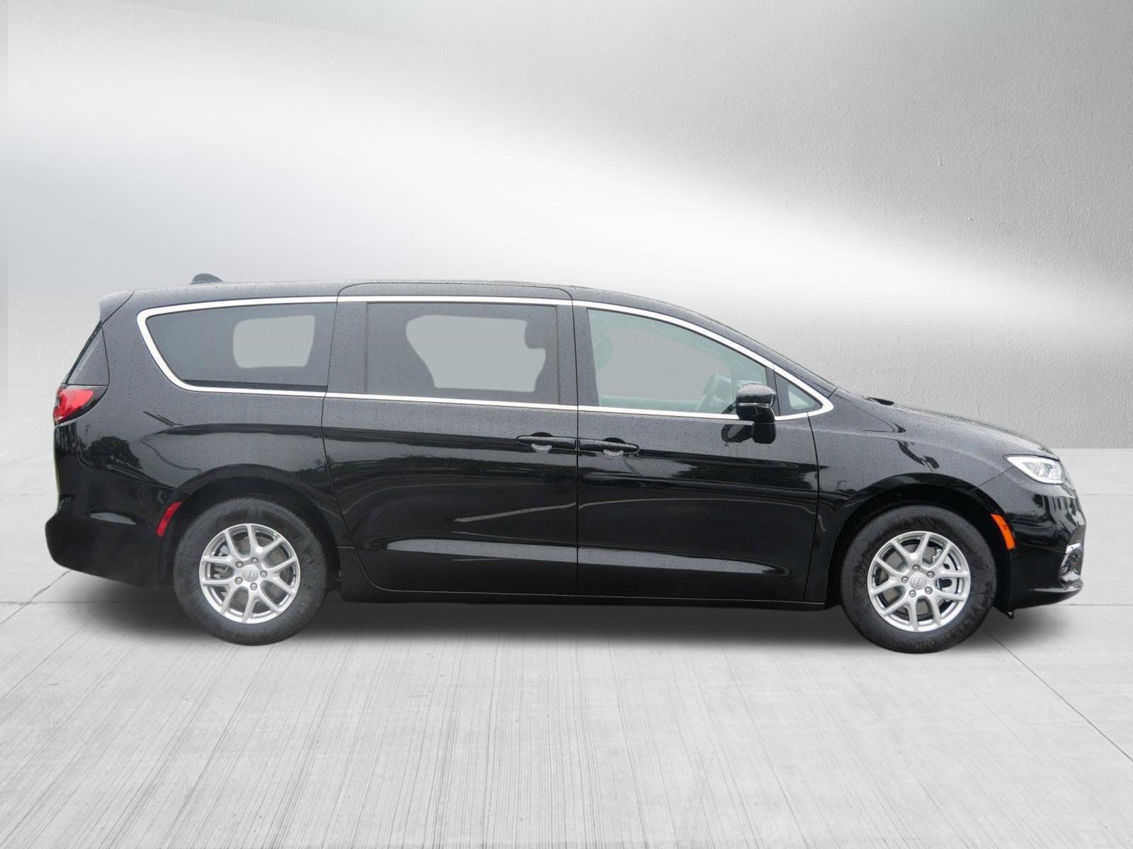New 2026 Chrysler Pacifica Select FWD image 8