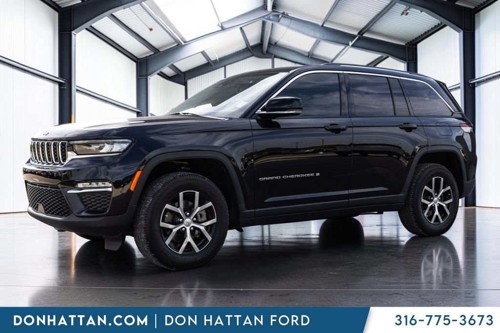 Used 2023 Jeep Grand Cherokee Limited w/ Trailer Tow Prep Group (B) AWD/4WD image 2