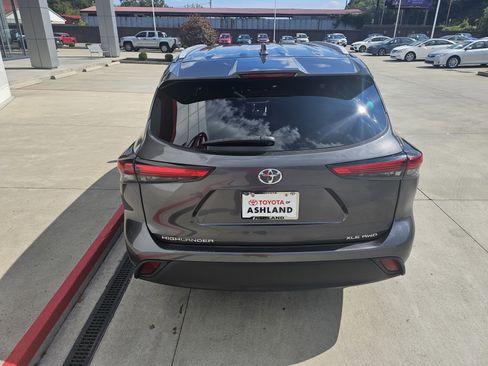 Used 2022 Toyota Highlander XLE image 4