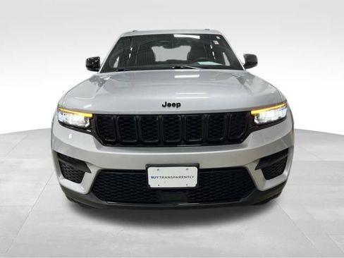 Used 2023 Jeep Grand Cherokee Altitude image 2