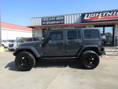 Used 2017 Jeep Wrangler Unlimited Sahara w/ Max Tow Package AWD/4WD image 2