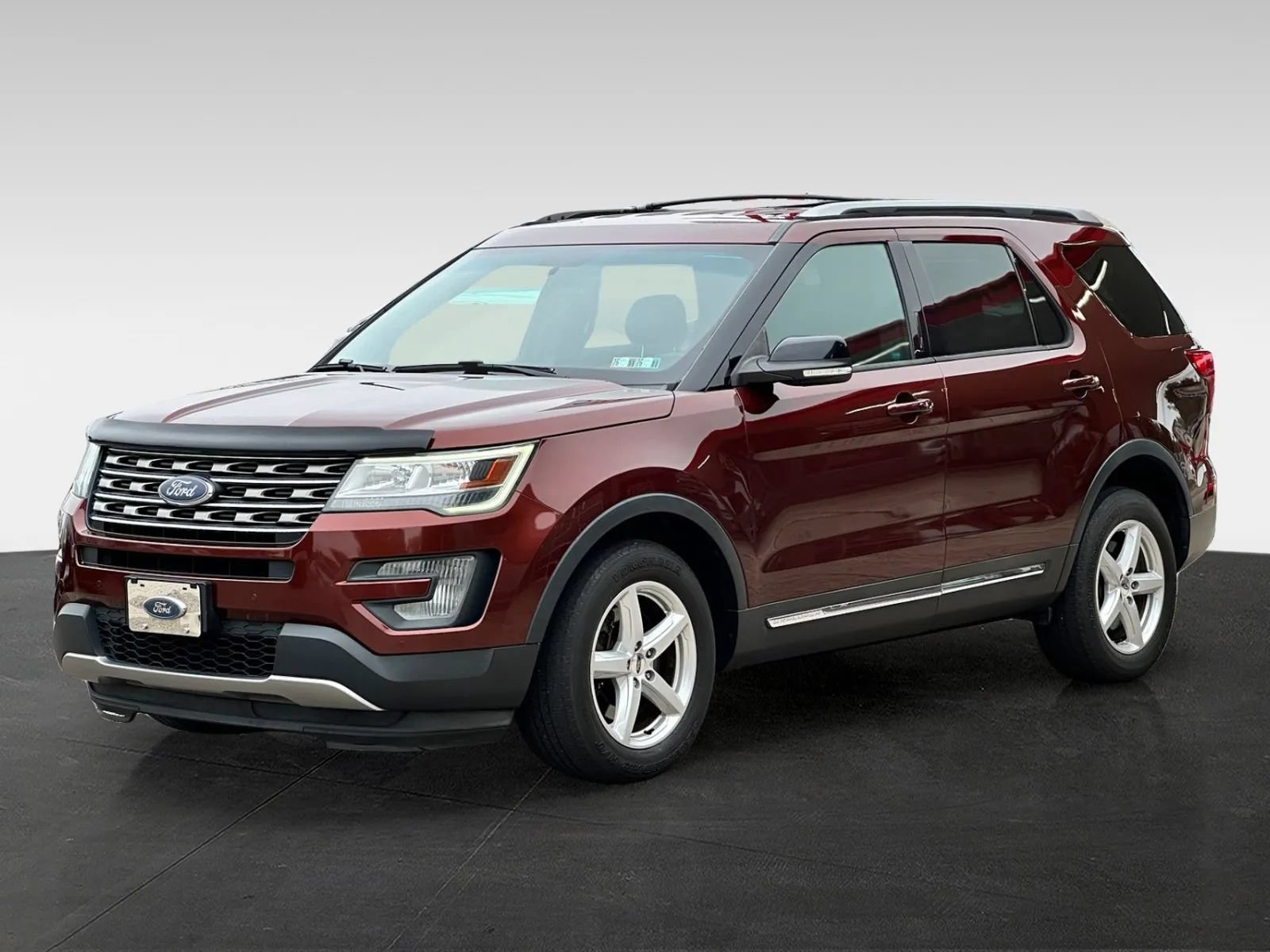 Used 2016 Ford Explorer XLT w/ Equipment Group 202A AWD/4WD image 3