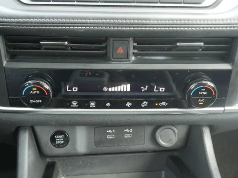 Used 2024 Nissan Rogue SV FWD image 16