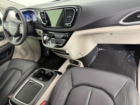 Used 2024 Chrysler Pacifica Touring-L FWD image 11