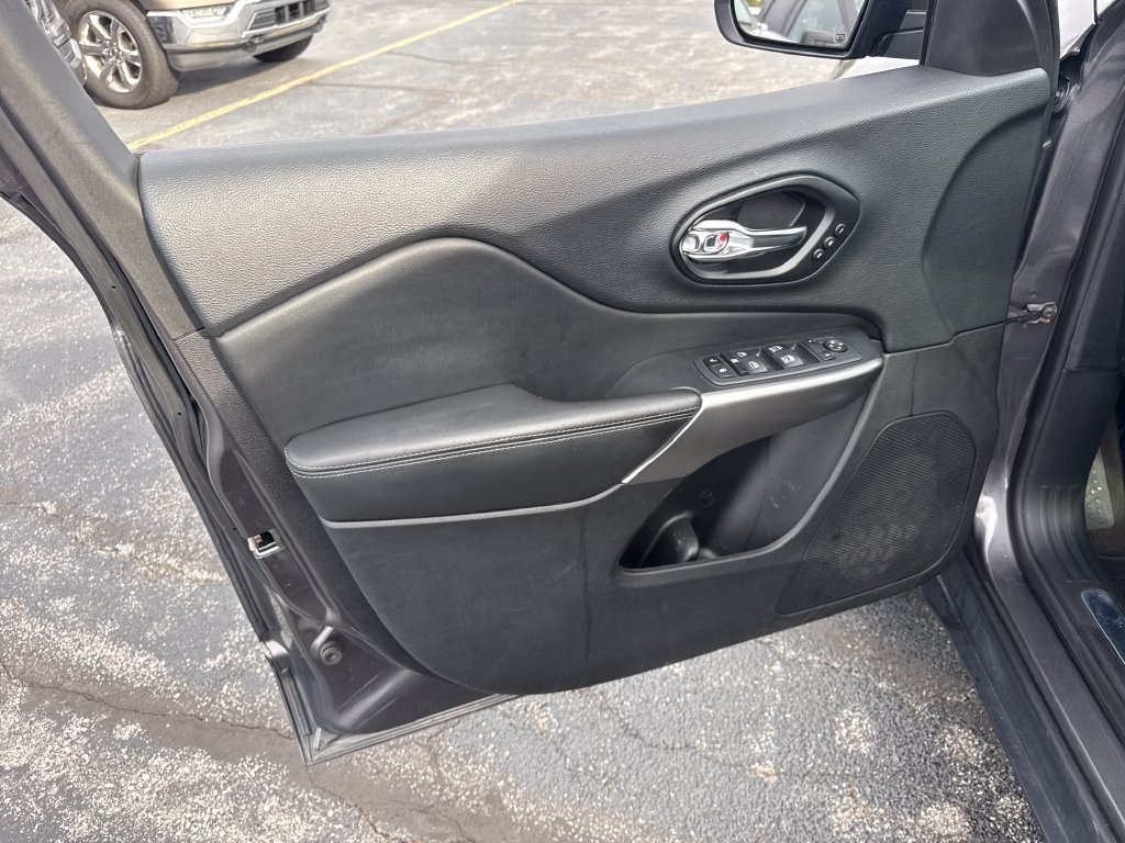 Used 2021 Jeep Cherokee High Altitude AWD/4WD image 28