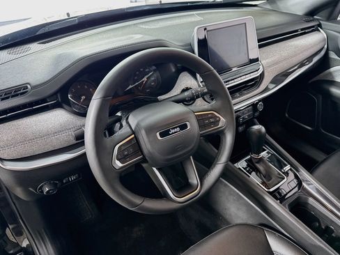 Used 2025 Jeep Compass Latitude AWD/4WD image 11