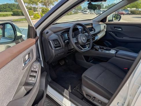 Used 2023 Nissan Rogue SV FWD image 11