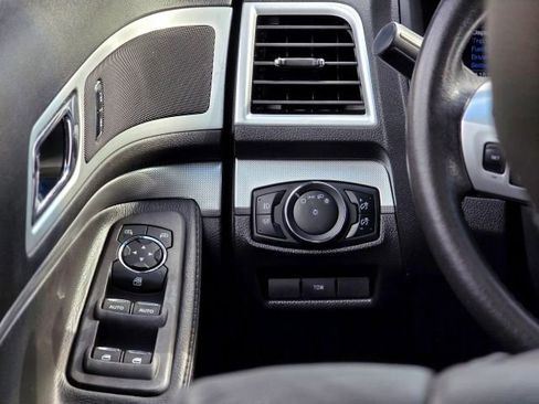 Used 2015 Ford Explorer XLT w/ Equipment Group 202B AWD/4WD image 16