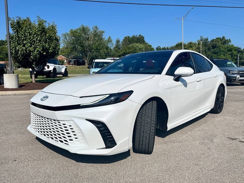Used 2025 Toyota Camry XSE FWD image 3