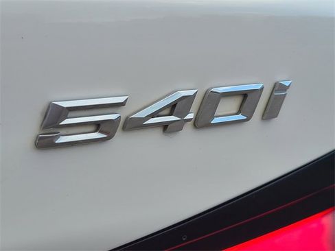 Used 2022 BMW 540i w/ Luxury Seating Package image 9