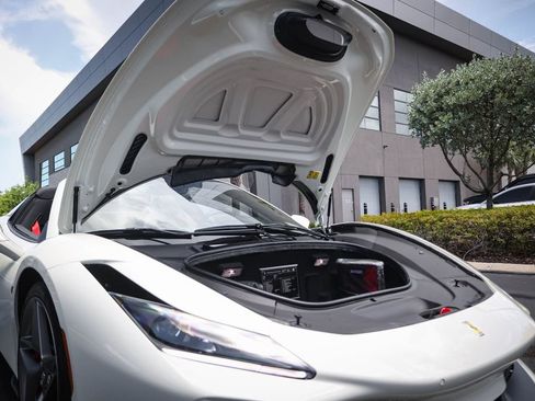 Used 2021 Ferrari F8 Tributo RWD image 27