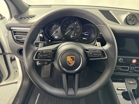 Certified 2025 Porsche Macan image 18