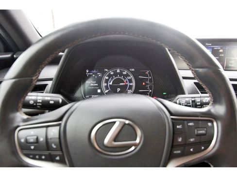 Used 2022 Lexus UX 200 w/ Premium Package image 9