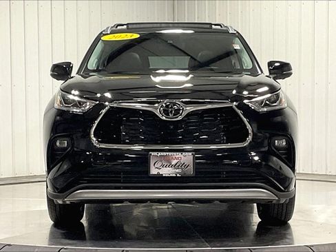 Used 2023 Toyota Highlander Platinum image 2