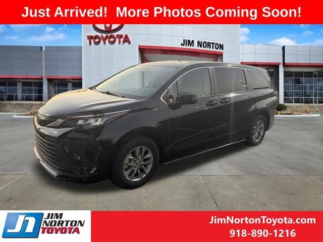 Used 2022 Toyota Sienna LE FWD image 3