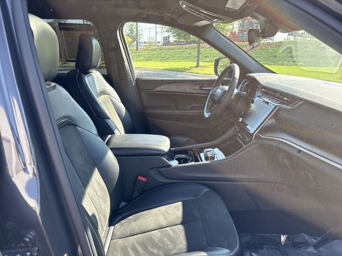Used 2023 Jeep Grand Cherokee Altitude AWD/4WD image 24