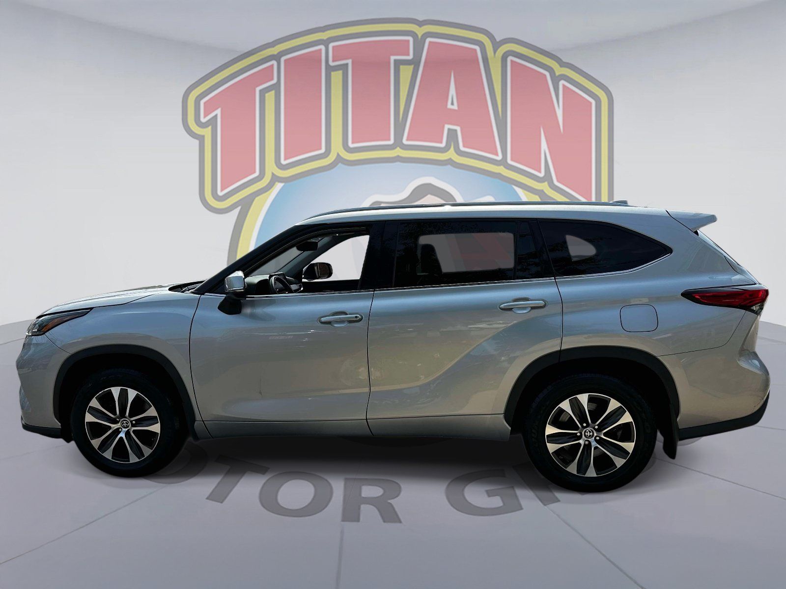 Certified 2021 Toyota Highlander XLE AWD/4WD image 3