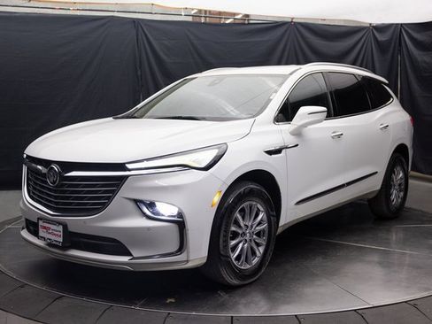 Used 2022 Buick Enclave Essence image 4
