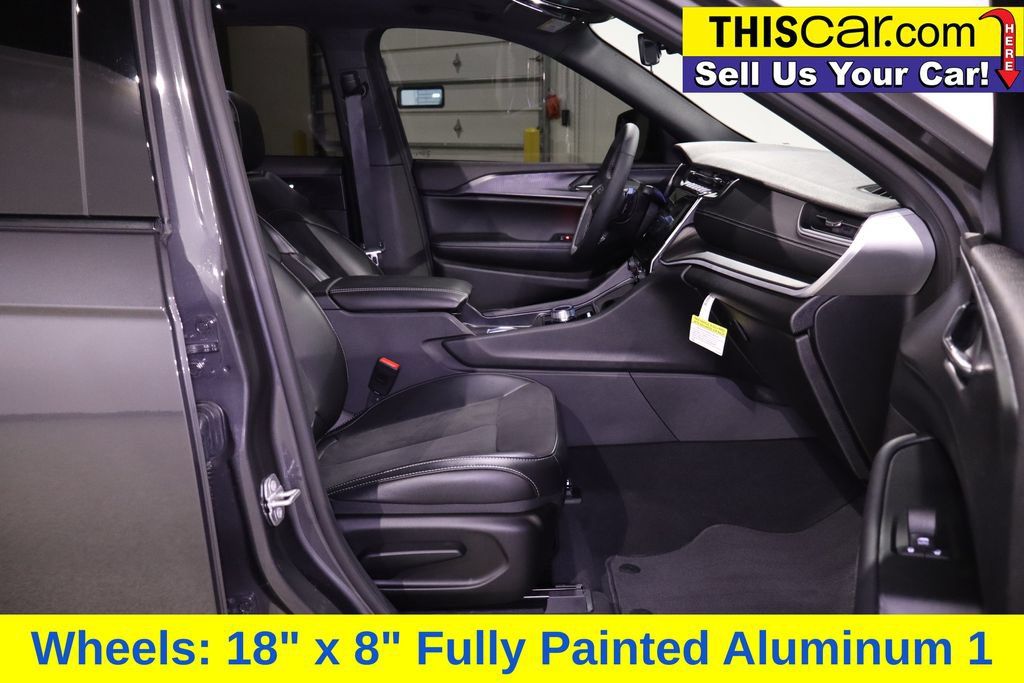 Used 2025 Jeep Grand Cherokee Laredo RWD image 32