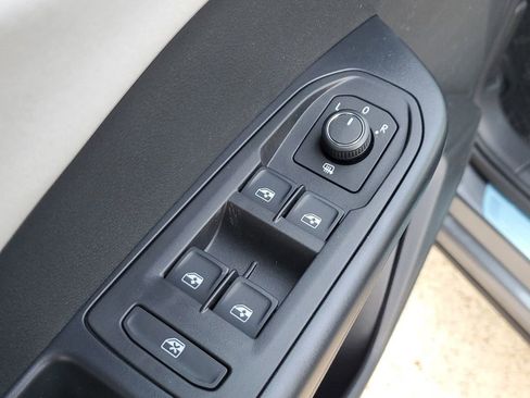 New 2026 Volkswagen Taos SE FWD image 19