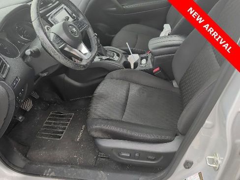 Used 2020 Nissan Rogue SV image 19