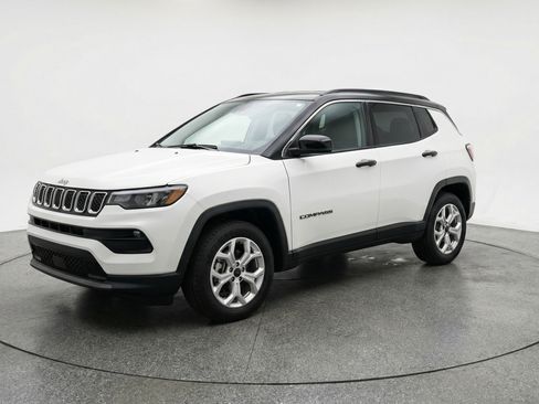 Used 2025 Jeep Compass Latitude AWD/4WD image 3