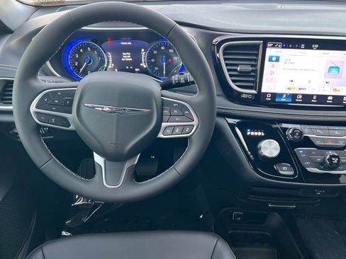 New 2026 Chrysler Pacifica Select image 12