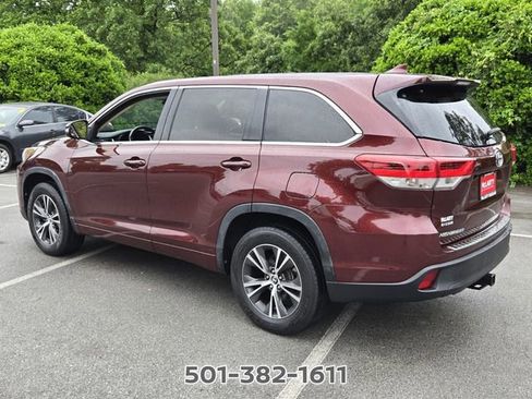 Used 2017 Toyota Highlander Plus FWD image 3