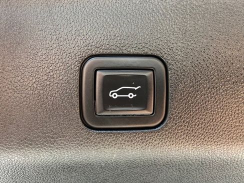 Used 2023 Chevrolet Suburban Premier image 22