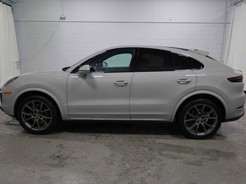 Certified 2023 Porsche Cayenne Platinum Edition image 2