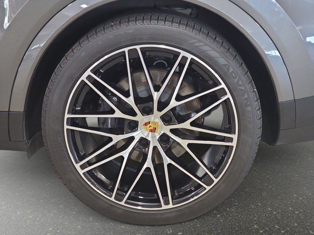 Used 2024 Porsche Cayenne Coupe AWD/4WD image 32