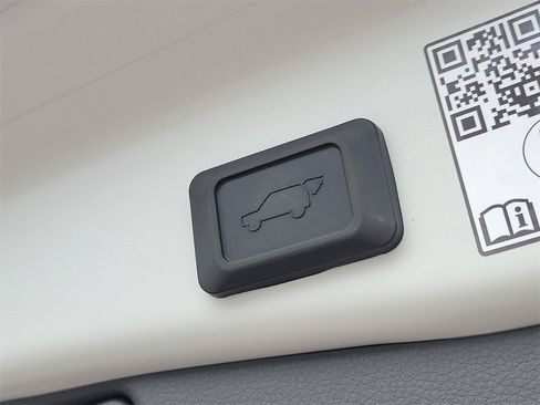 Used 2025 Toyota RAV4 XSE w/ Premium Package image 9