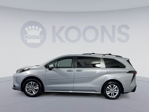 Used 2023 Toyota Sienna XLE Woodland Edition AWD/4WD image 7